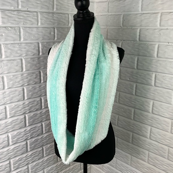 Bundle of 3 Justice Ombré Scarf Sequin Mermaid Belt Bag Sequin Pom Knit Hat NWOT - Picture 3 of 16